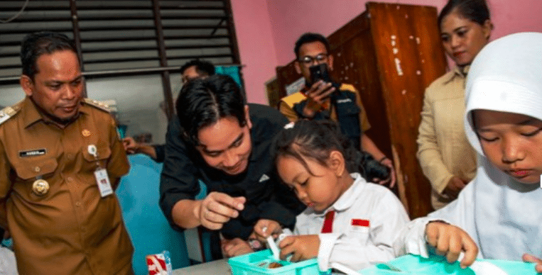 Gibran Tinjau Program Makan Bergizi Gratis di SD 4 Tangerang