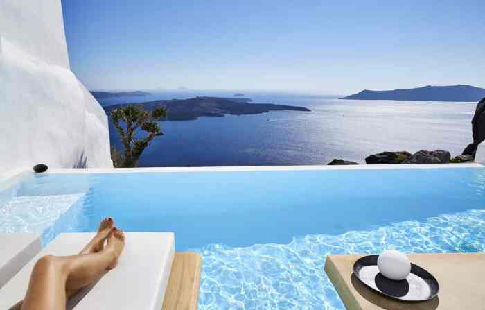 Hotels in Santorini with infinity pools