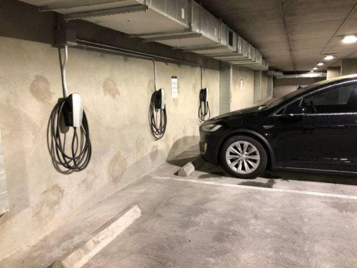 Hotels with electric car charging stations