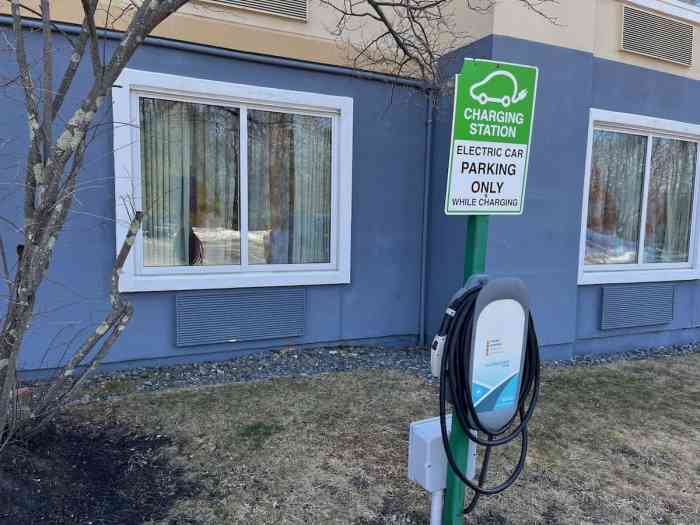 Hotels with electric car charging stations